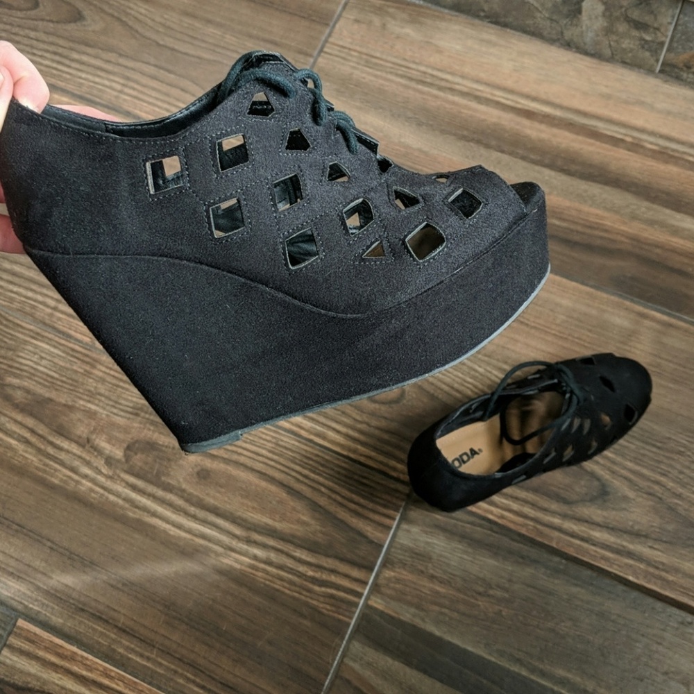 Black wedges